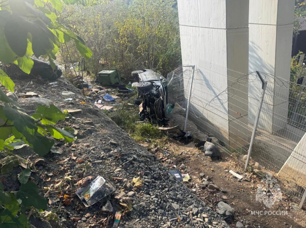 В Сочи автомобиль вылетел с дороги и лёг на бок, зажав водителя