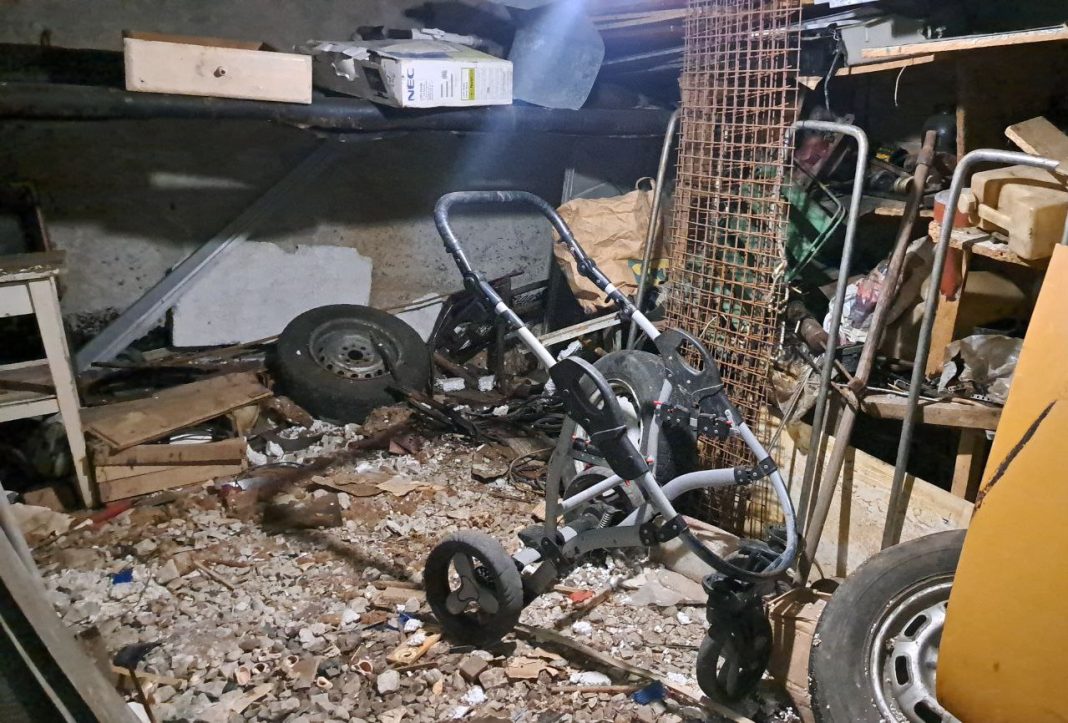 50 кубометров копившегося годами мусора вывезли из подвала дома на Курортном проспекте