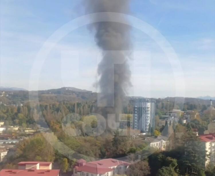 На улице Дагомысской в Сочи горит автомойка: что известно к этой минуте