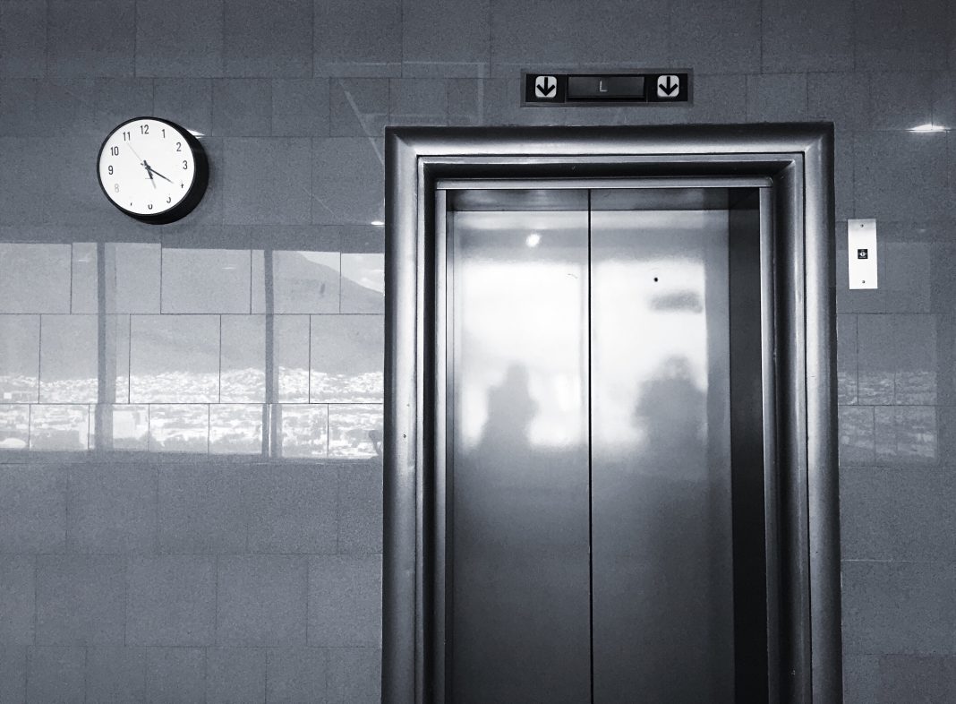 Кошмар на шестом этаже: жительница Краснодара едва не погибла в обрушившемся лифте