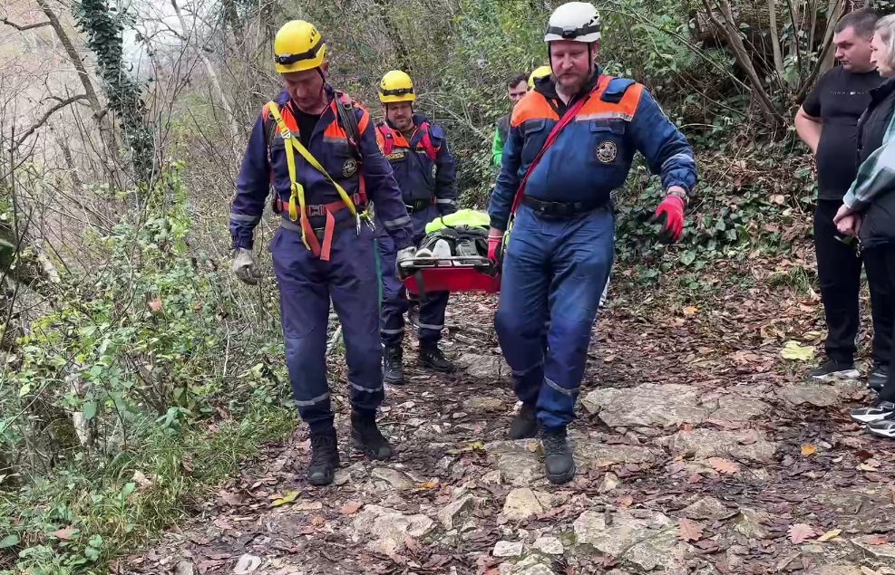 ЧП в горах Сочи: пострадавшую доставили к скорой с Агурских водопадов