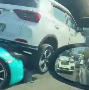 Дорогой «паровозик»: BMW, Chery и Porsche встретились на улице Ленина в Сочи