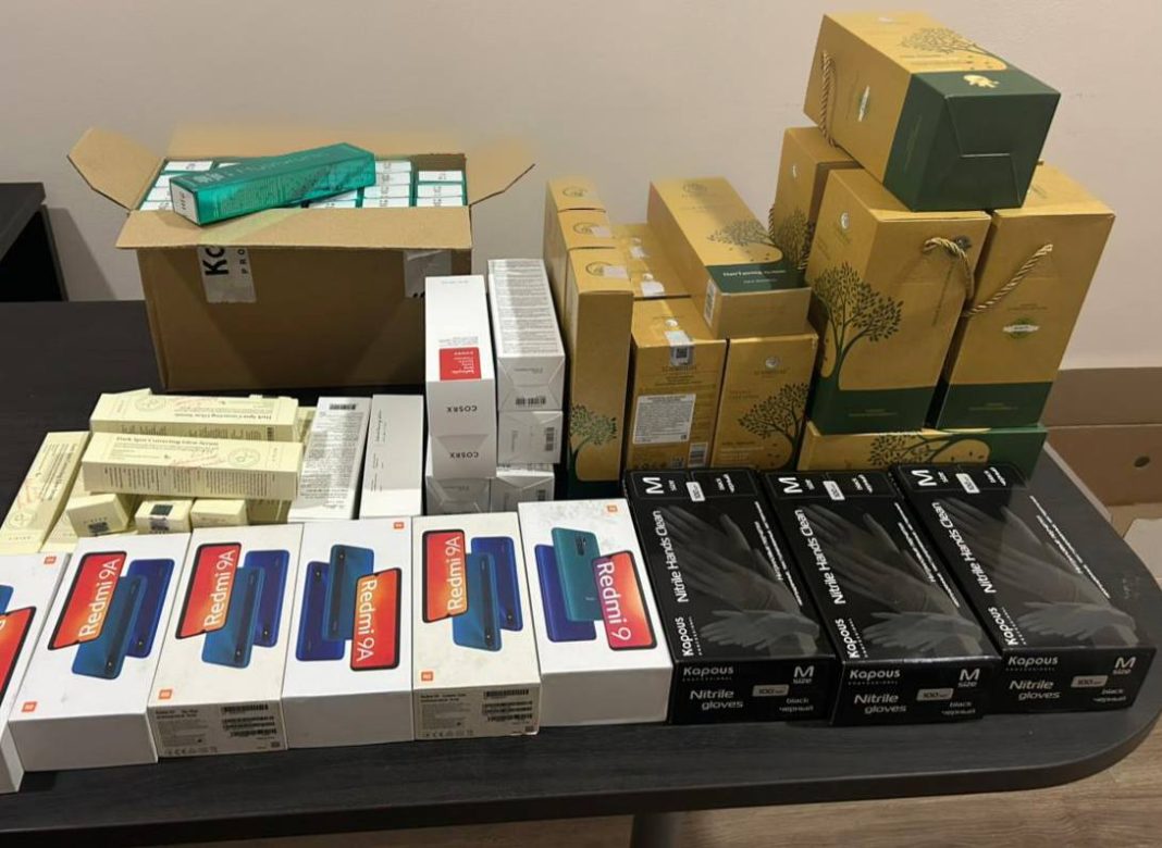 Смартфоны и косметику без документов изъяла таможня Абхазии на границе с Сочи