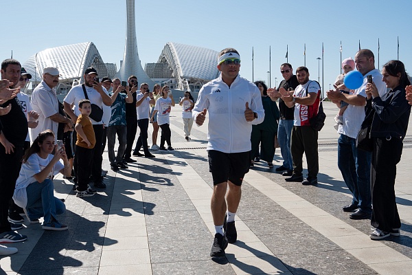 Сочинский марафонец Тозлян выходит на финиш 1700-километровой дистанции