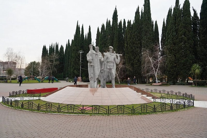 В Сочи осквернили мемориал «Три солдата» на Аллее Славы