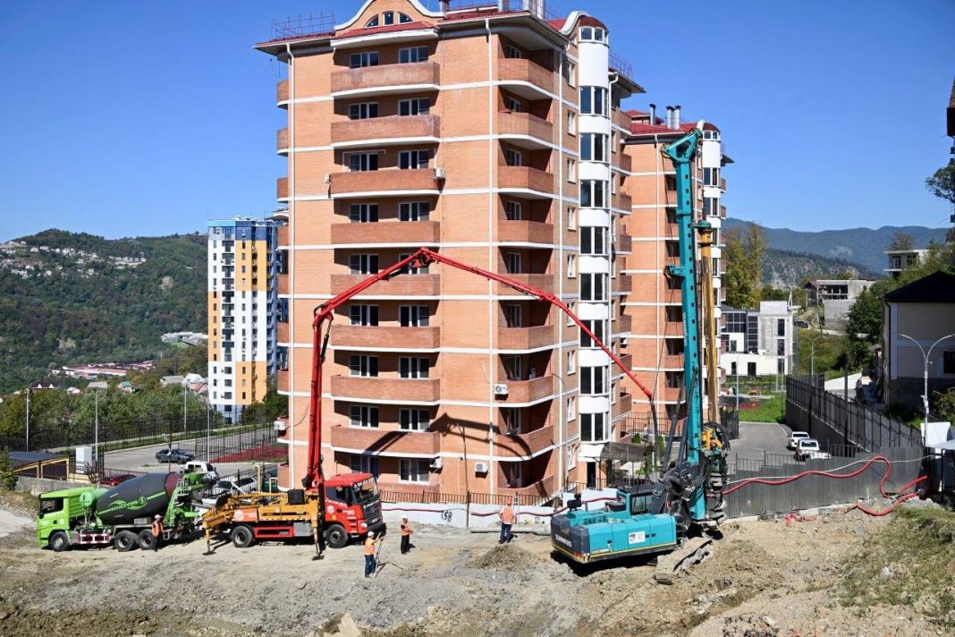 В Сочи строят 13-этажный дом для переселенцев из аварийного жилья