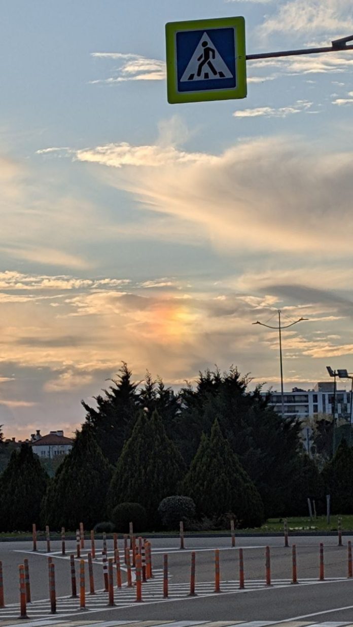 Редкое гало: в небе над Сириусом заметили паргелий на закате