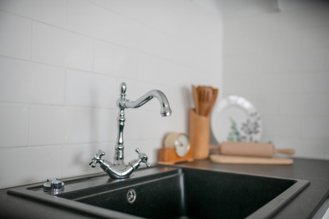 10 улиц в Адлере остались без важного ресурса из-за нештатной ситуации на водоводе