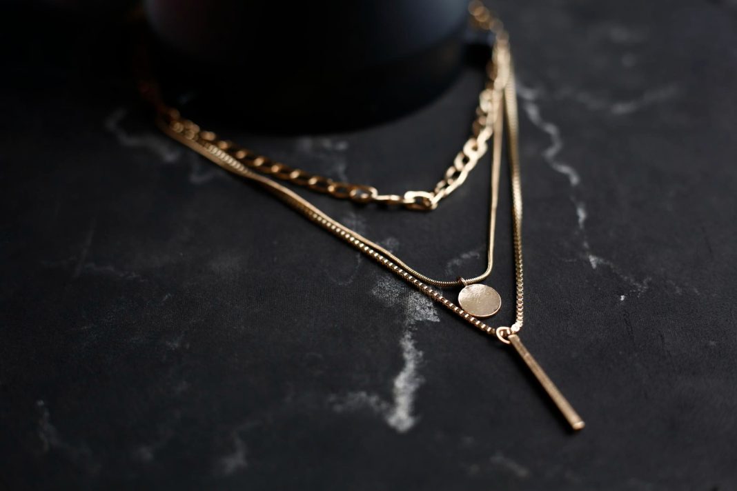 Приезжий ограбил человека в центре Сочи и сдал часть похищенного в ломбард