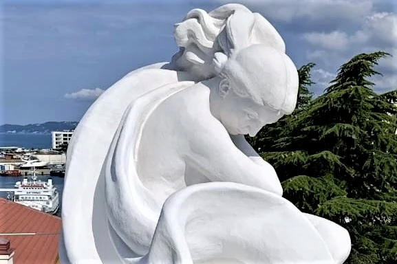 В Сочи обновили исторический шпиль морвокзала — визитную карточку города