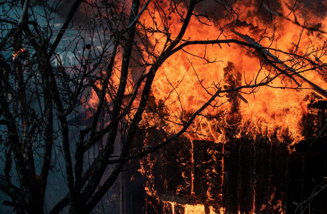 Пожар в Хостинском районе Сочи: пламя охватило двухэтажный дом с мансардой
