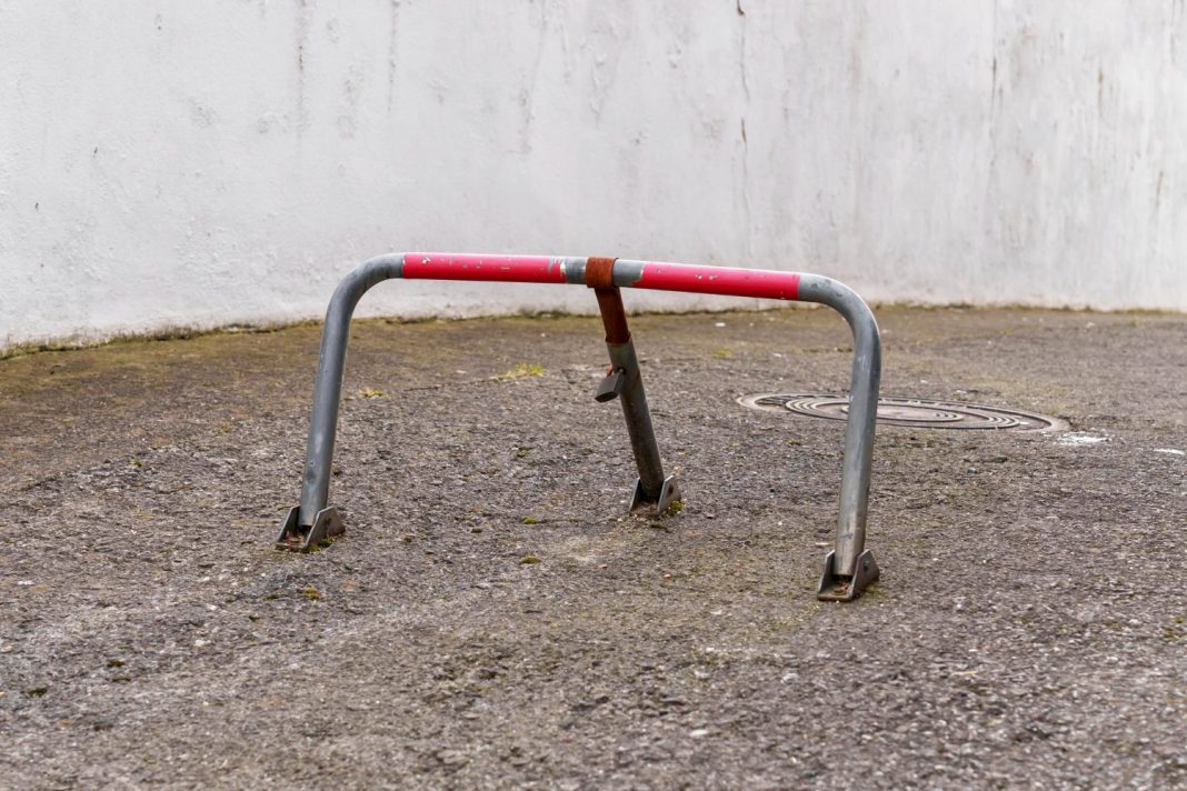 Больше 10 незаконных парковочных ограничителей демонтировали в центре Сочи