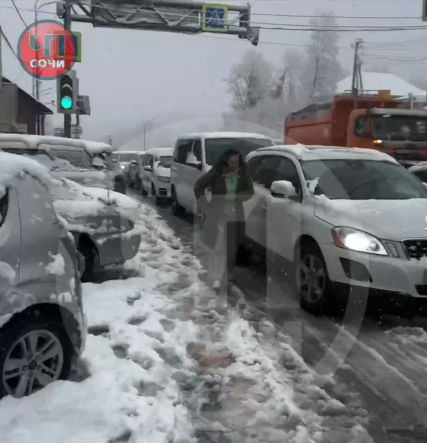Сочи в снежном плену: перевал закрыт, сотни машин заблокированы в канун Нового года
