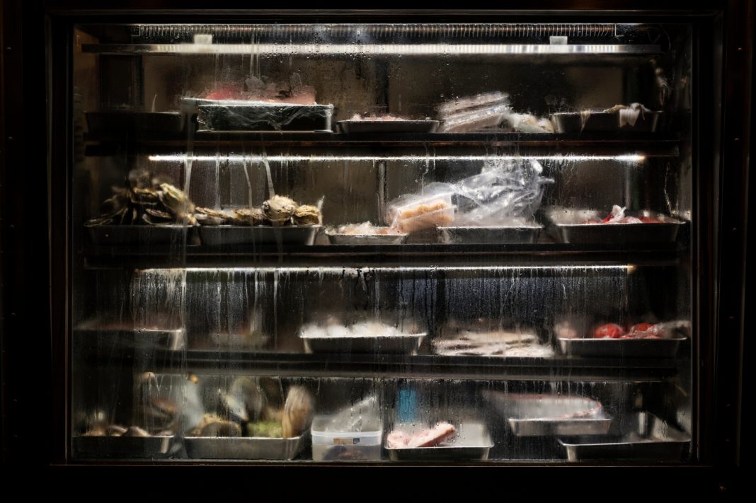 Взвешивали грязные овощи и готовую еду на одних весах: в Сочи за нарушения прикрыли магазин