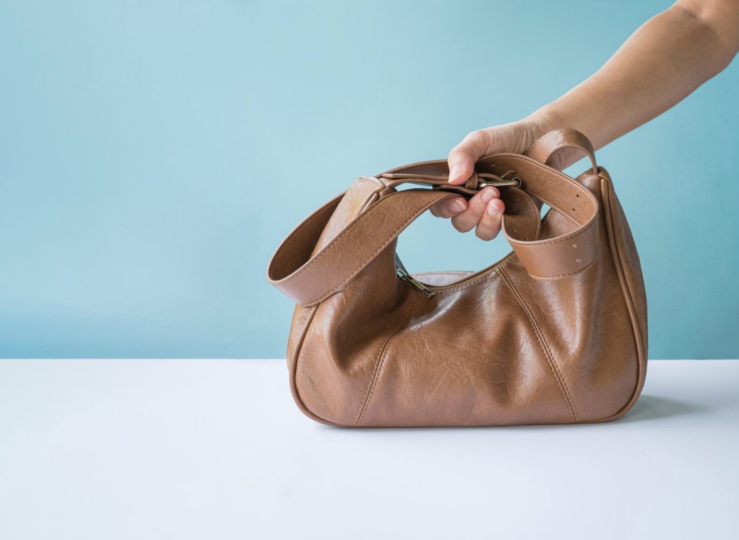 Жительница Сочи увидела бесхозную сумку и потратила на себя и ребенка чужие 178 тысяч рублей