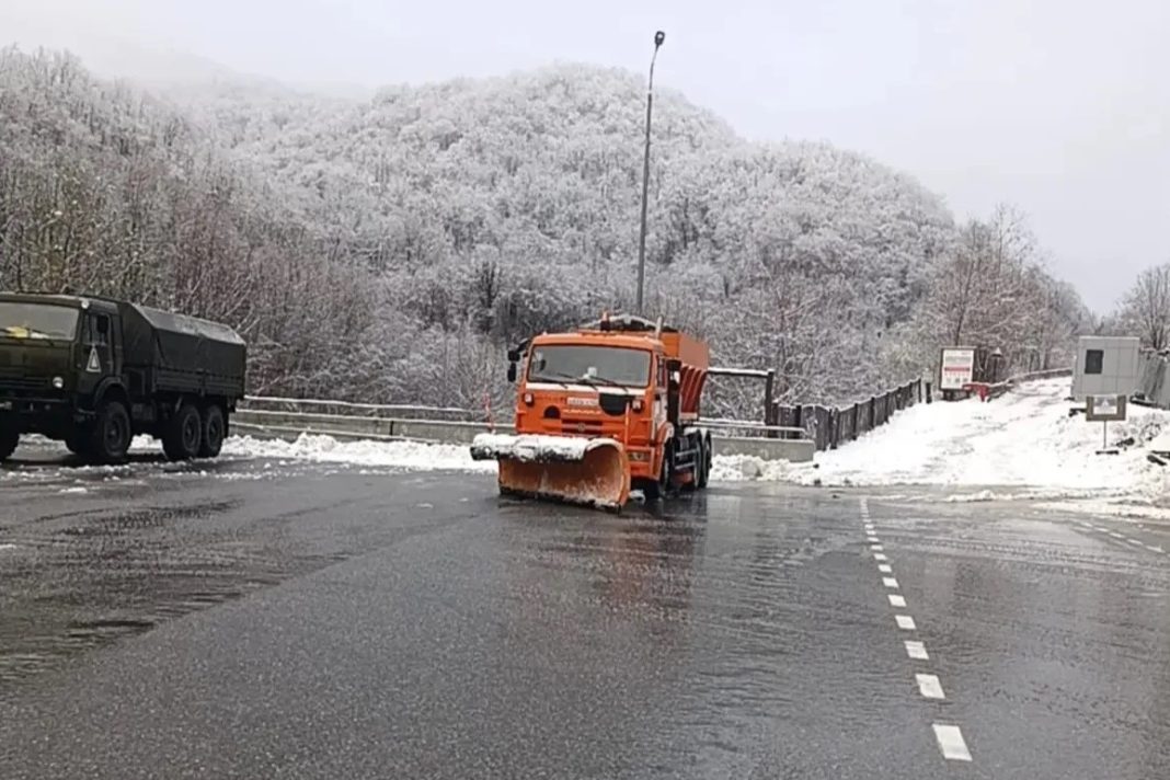 Более 30 тонн реагентов и спецтехника: в Сочи обеспечивают безопасность после снегопада