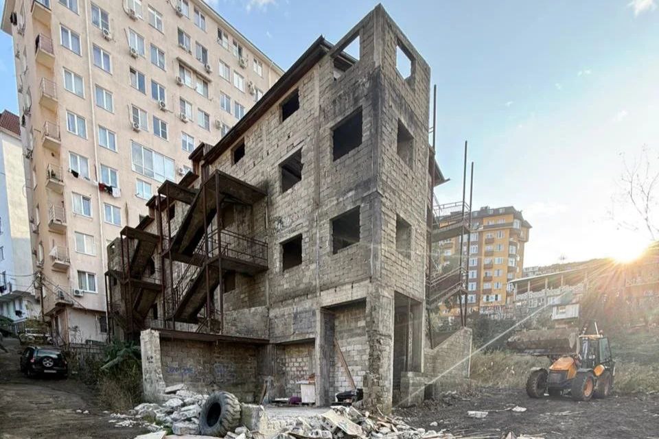 Без разрешения и с нарушениями: в Сочи демонтируют крупные самострои