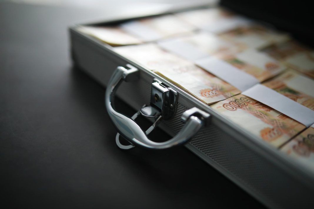 У сочинца украли чемодан с деньгами, когда тот выпал из багажника его машины