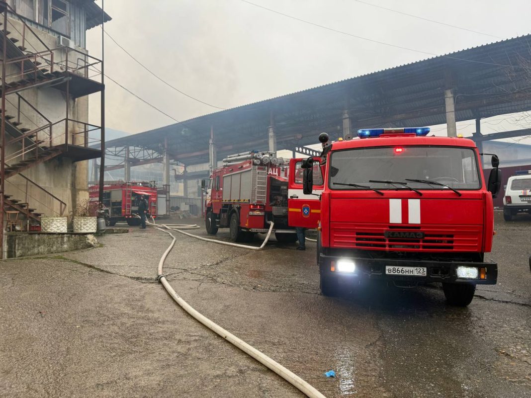 Огнеборцы локализовали крупный пожар на улице Транспортной в центре Сочи