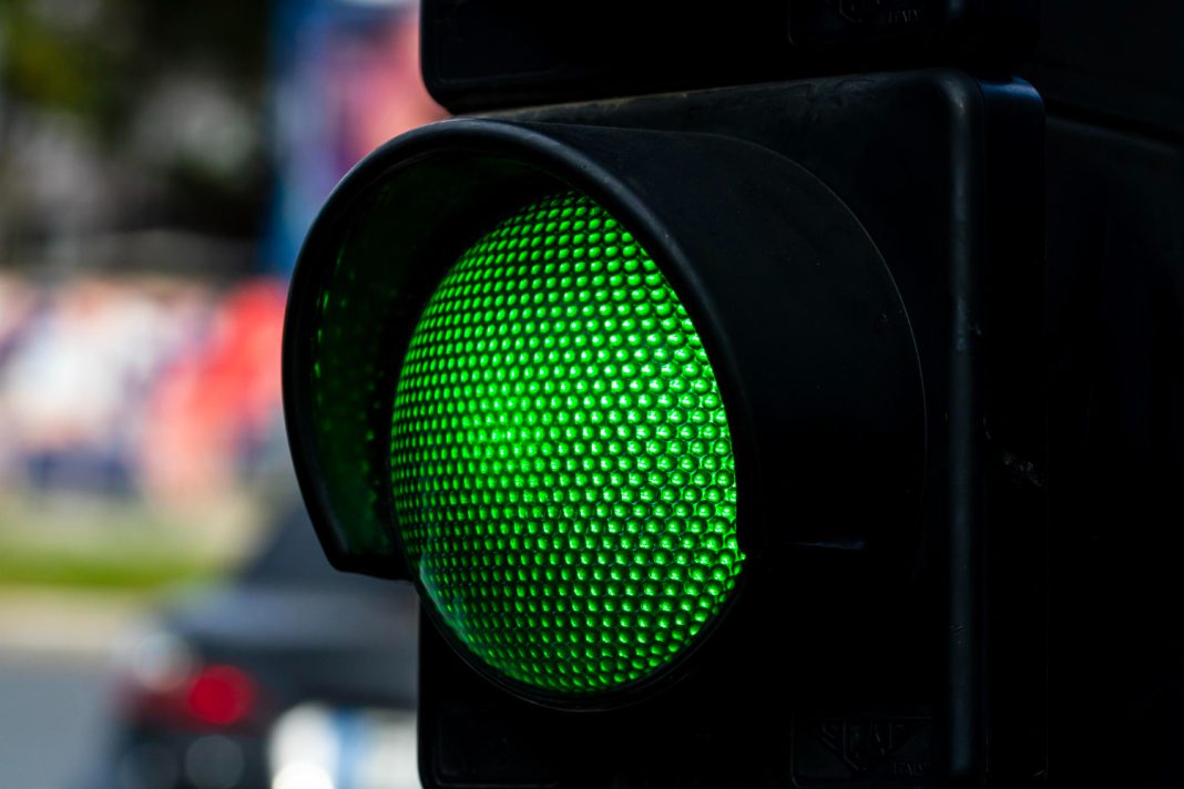 Грузовик сбил двух сочинских пенсионеров, когда те переходили дорогу на «зеленый» свет