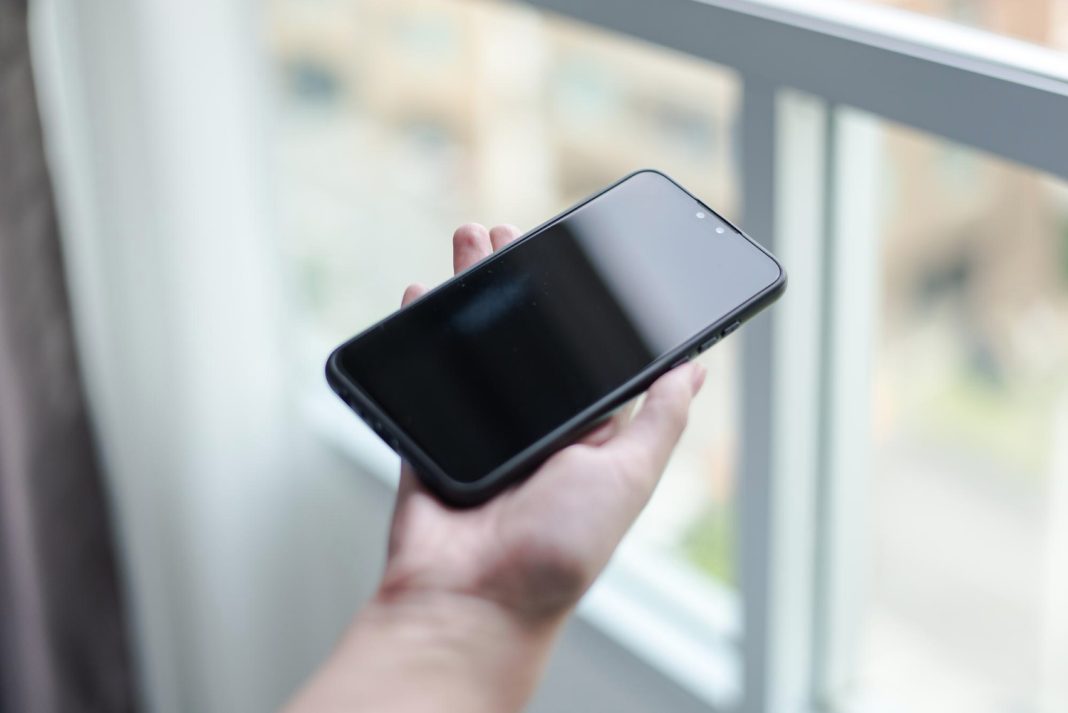 В Сочи приезжий взял оставленный на подоконнике смартфон и поплатился