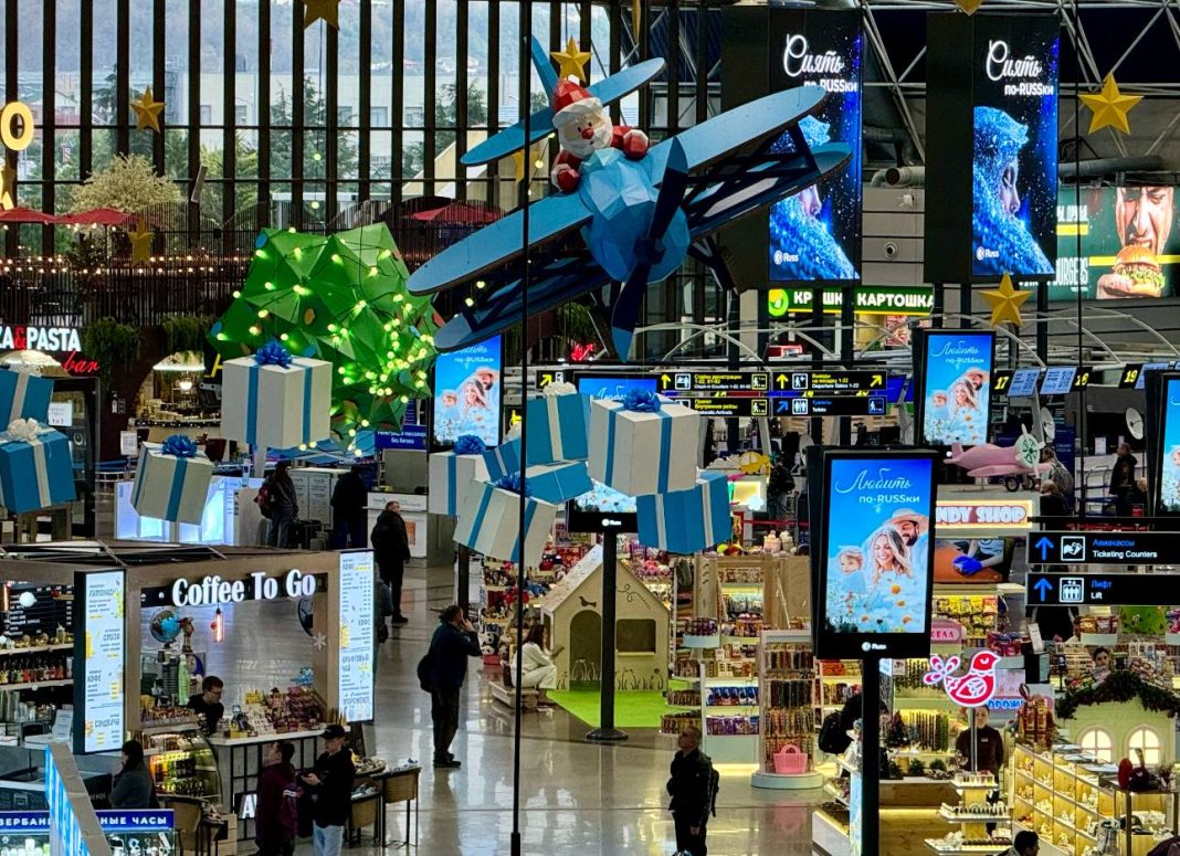 Аэропорт Сочи возобновил работу: пять рейсов ушли на запасные аэродромы