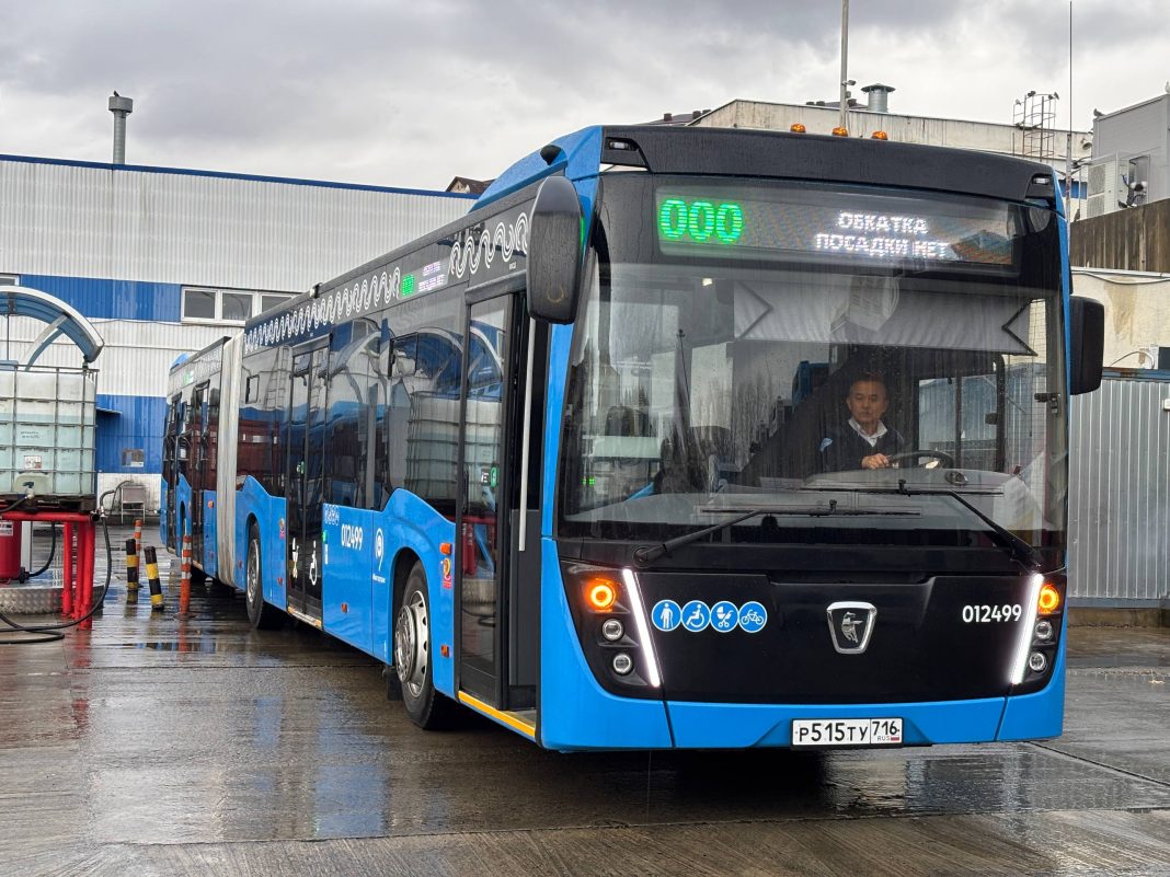 «Гармошка» на улицах Сочи: на курорте обкатывают новый комфортабельный автобус