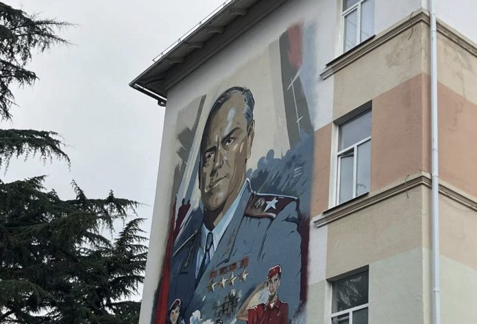 В Сочи на фасаде школы появился мурал Маршала Жукова