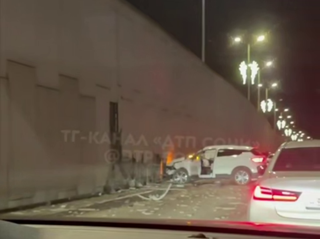 На трассе Сочи–Адлер автомобиль повредил декоративное покрытие в ДТП