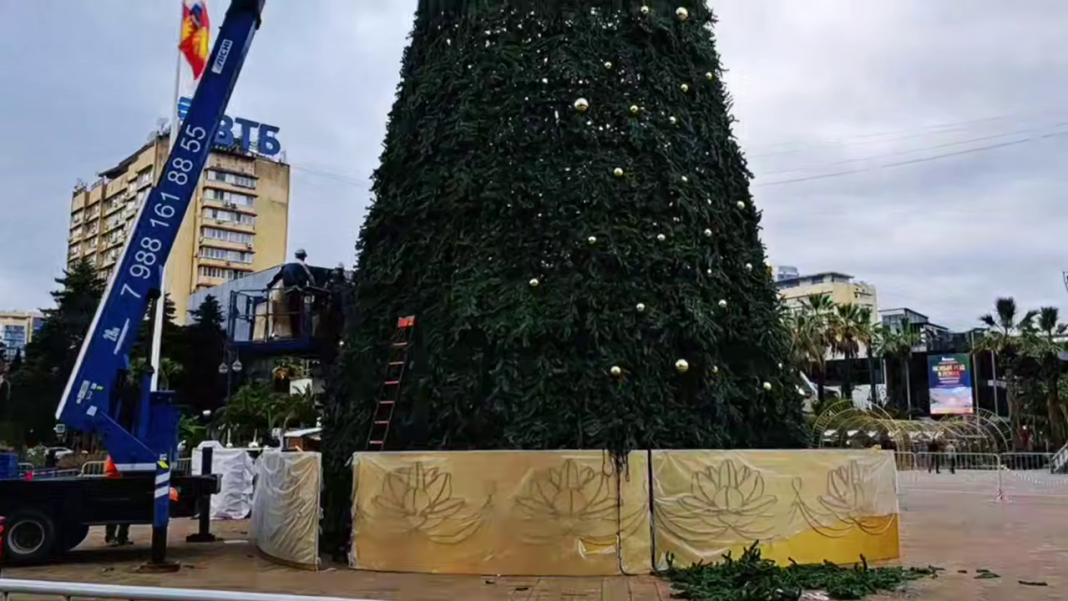 Сочи украшают к праздникам: на площади Флага устанавливают главную новогоднюю ёлку