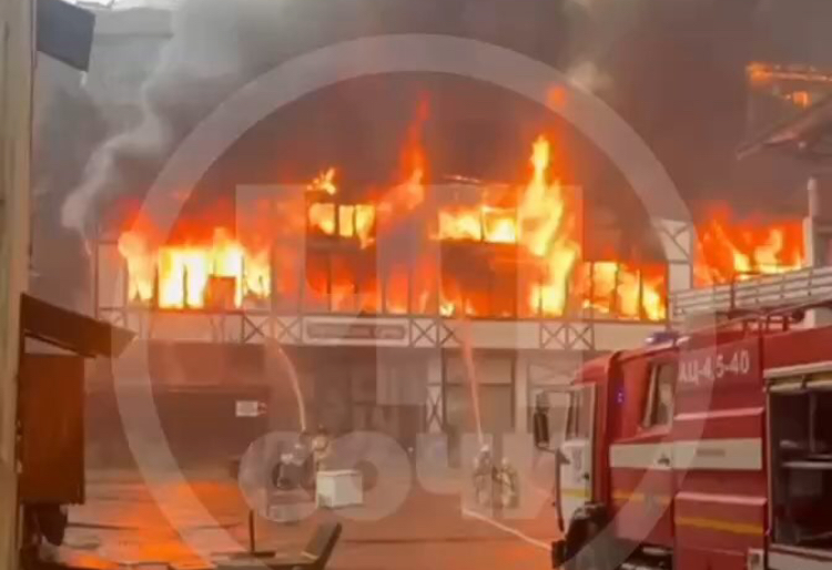 В Сочи ликвидируют пожар, охвативший 1000 «квадратов»: женщина выпрыгнула из окна, чтобы спастись