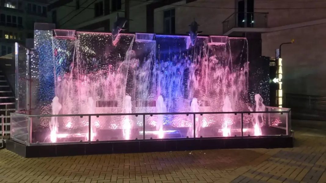 Вне сезона: в Сочи на Демократической запустили фонтан с дельфинами