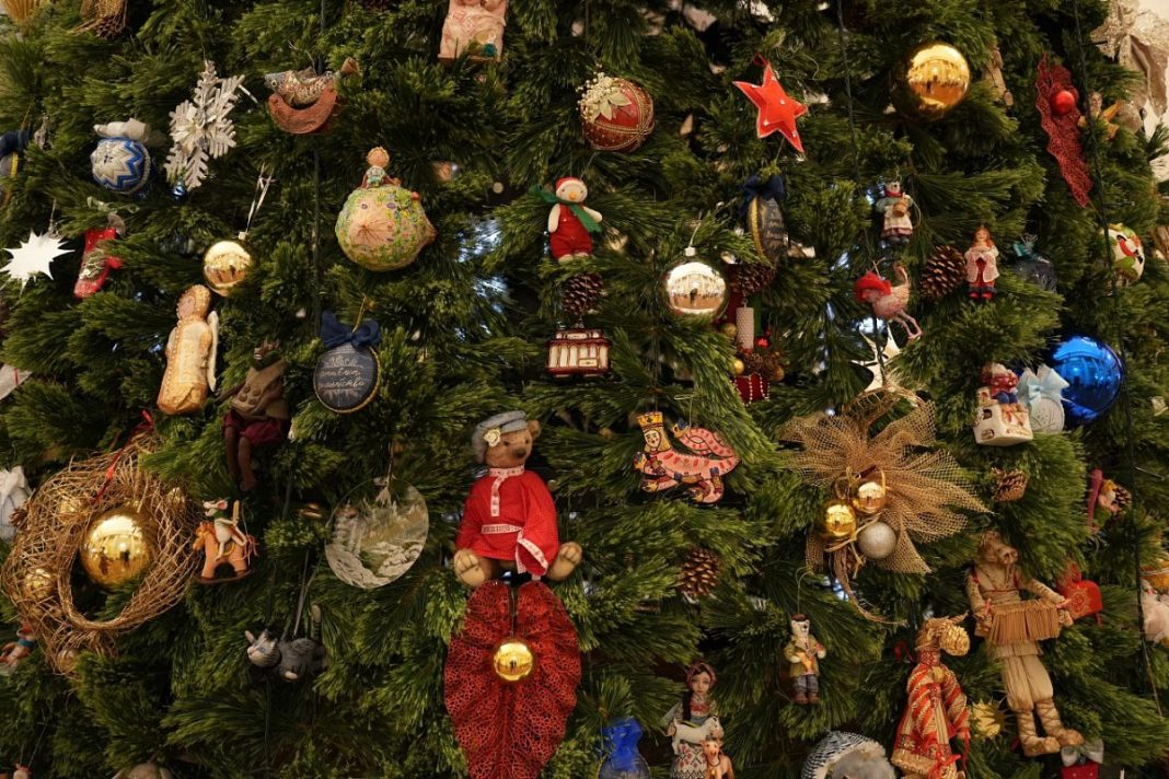 «УДИВИтельный МИР» в Зимнем театре: в Сочи открылась выставка авторских ёлочных игрушек