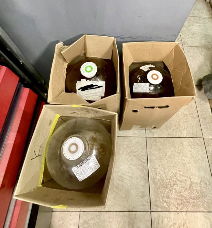 Торговля без лицензии: в Сочи изъяли более 200 литров нелегального алкоголя