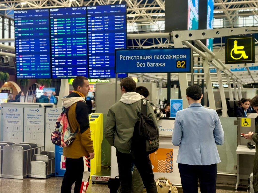 Аэропорт Сочи сообщает о задержках 13 рейсов из-за непогоды
