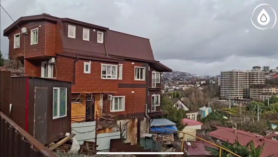 Штраф более 130 тыс.: за незаконную врезку в водопровод в Сочи наказали владельца участка