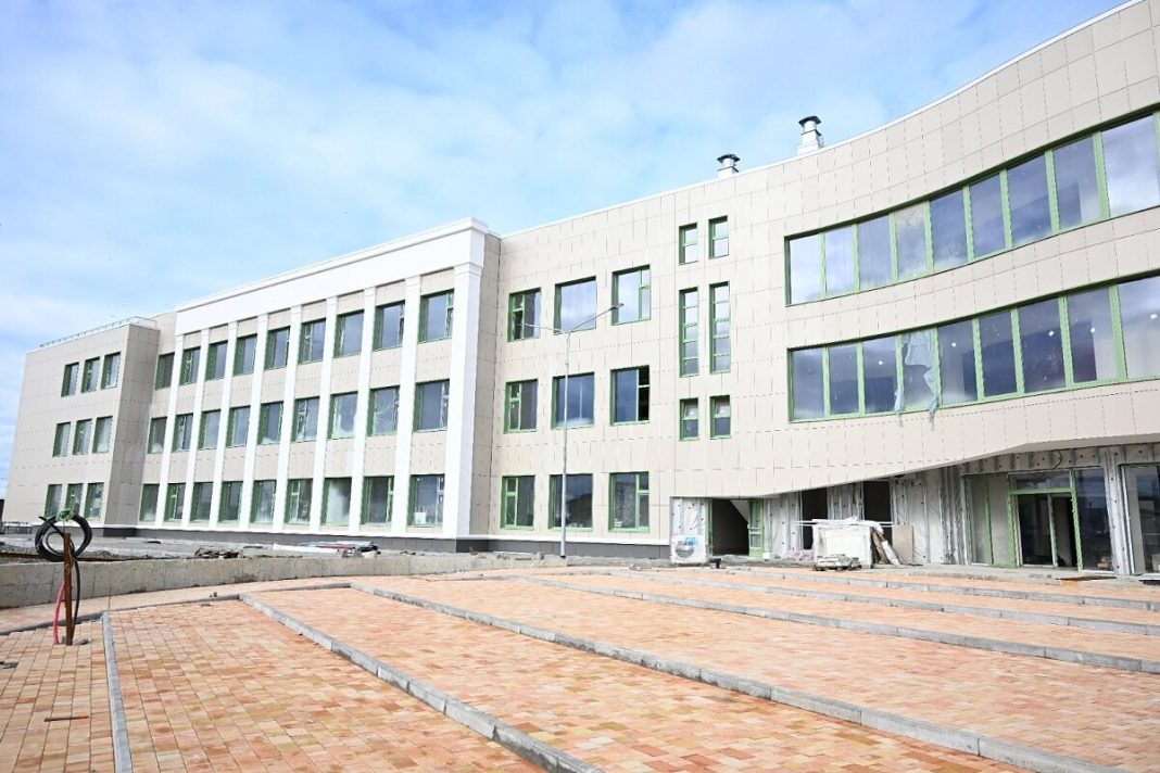 400 новых мест: школа на улице Лизы Чайкиной в Сочи готова на 95%