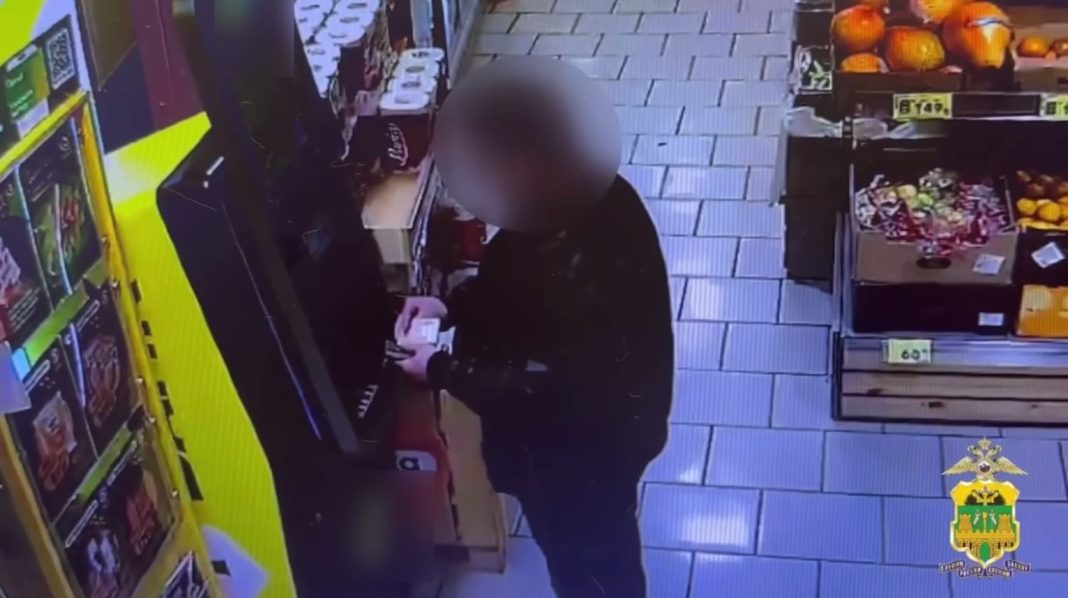 В Сочи задержали мужчину за кражу денег, оставленных в банкомате