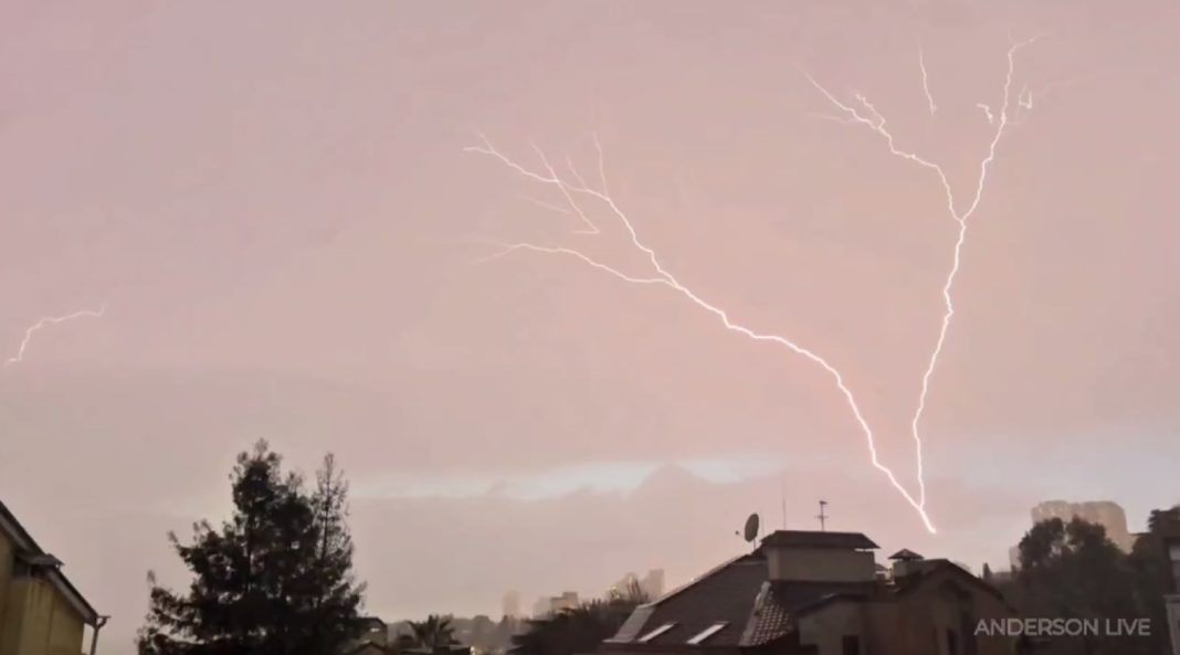 В Сочи сняли на видео редкую восходящую молнию над телебашней