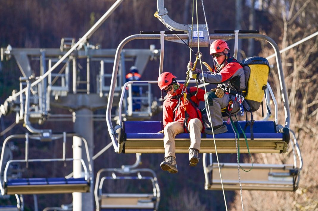 Сочи готовится к зимнему сезону: спасатели отработали эвакуацию с канатной дороги