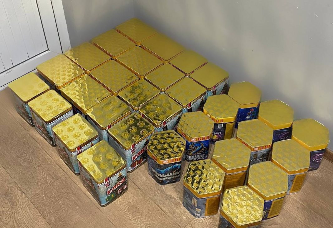 Тайник с пиротехникой: на посту Псоу изъяли крупную партию фейерверков