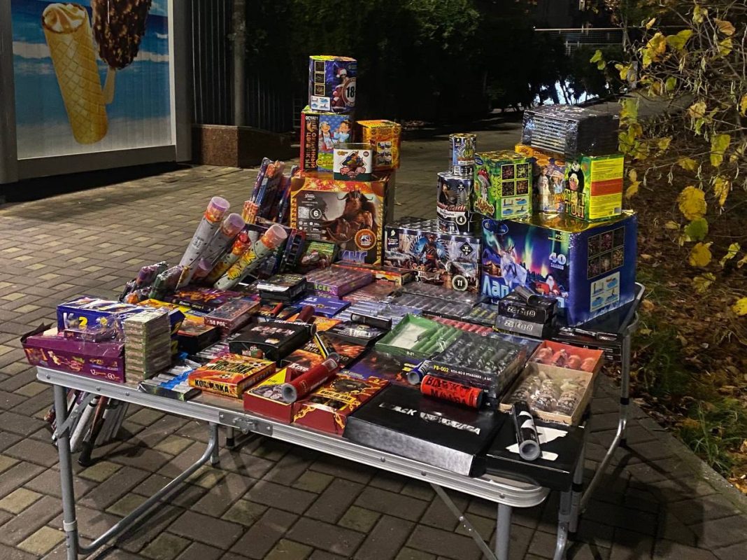 Без лицензии и безопасного места: в Сочи закрыли подпольную торговлю петардами