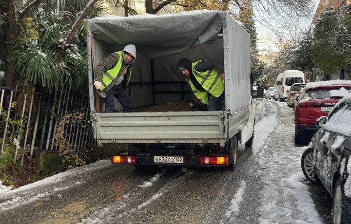 На трассе «Джубга-Сочи» и в районах города идёт очистка ливнёвок и обработка дорог