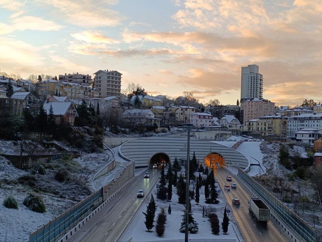 Зима в Сочи: более 190 единиц техники вышли на уборку после снегопада