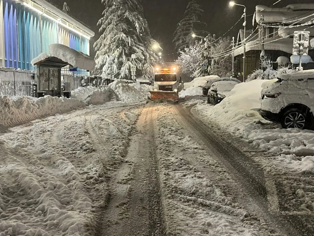 Более 3500 тонн реагента за сутки: в Сочи мобилизованы все службы для борьбы со стихией