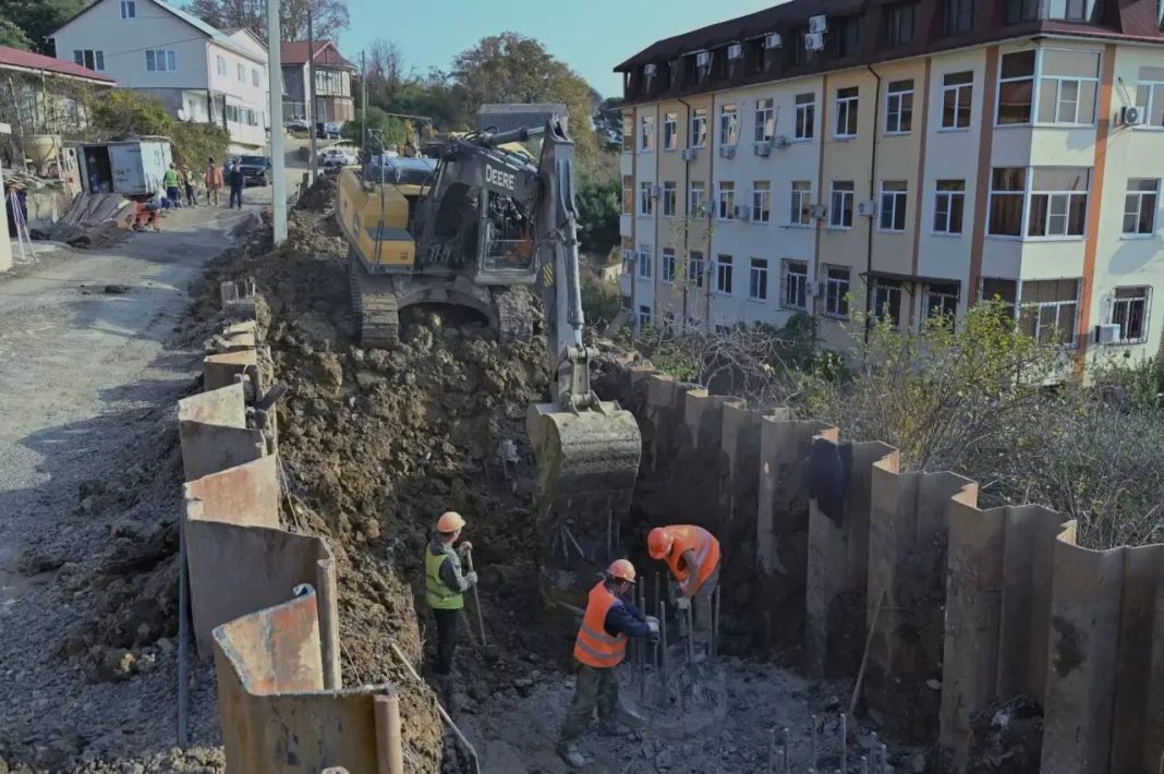 Мэр Сочи: противооползневые работы в Аэровокзальном переулке завершат к марту 2026 года
