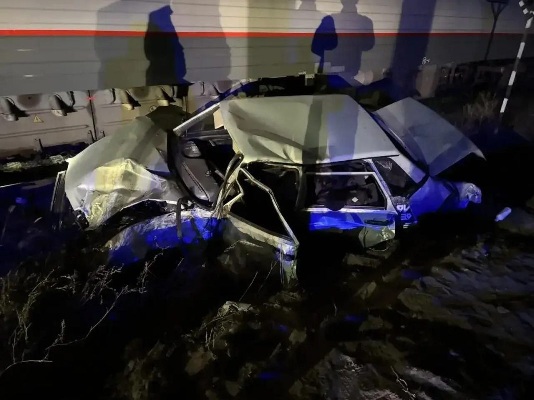 Пассажирский поезд Адлер – Петербург столкнулся с легковушкой в Ростовской области