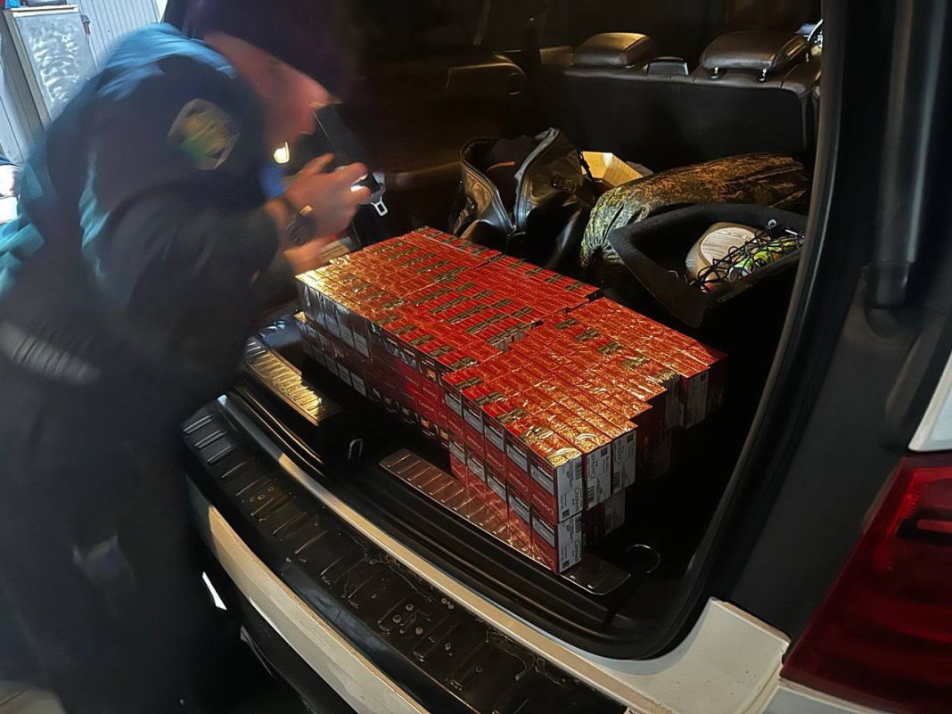 Больше 1,5 тысяч пачек сигарет обнаружили таможенники на границе Сочи с Абхазией