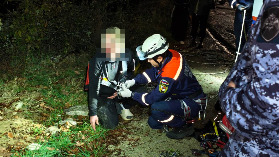 Сочинские спасатели пришли на помощь супружеской паре, упавшей в овраг