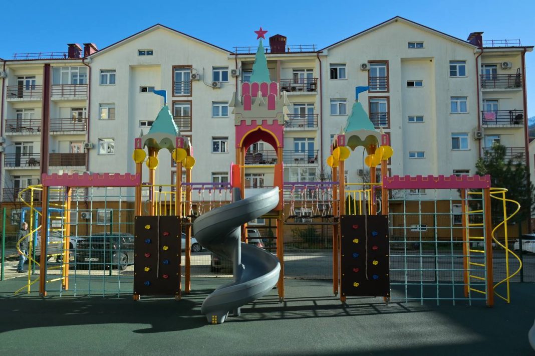 Детская и спортивная площадки откроются в поселке Эстосадок до конца года